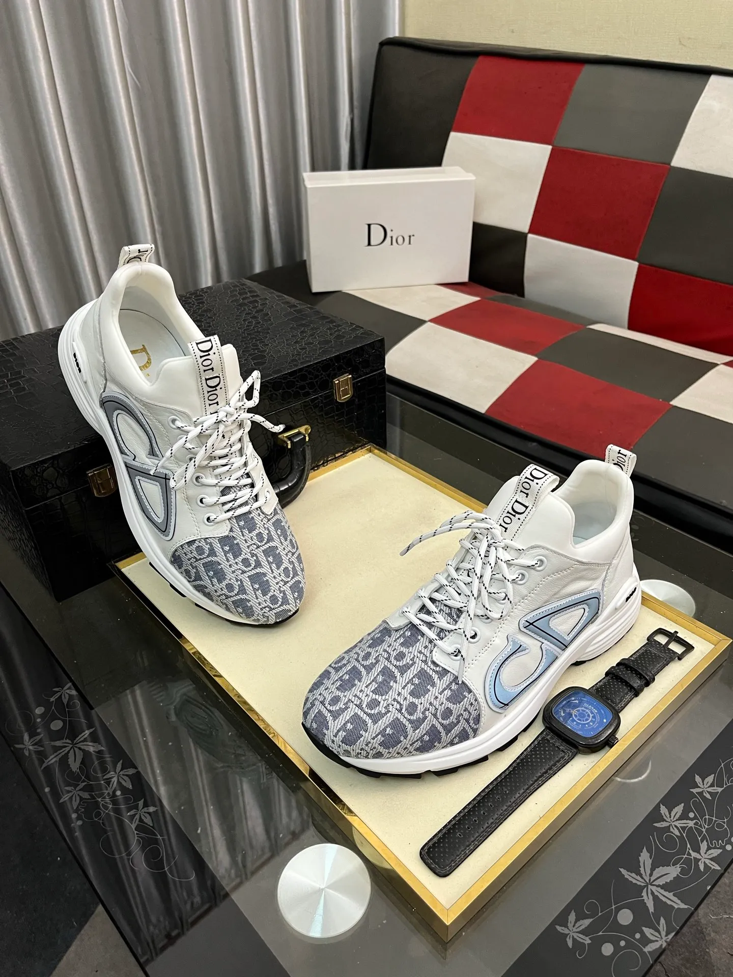 Men's clothing and shoes 💰458⌚️⌚️ Dior's casual and sporty style is combined with the elements of dad bag-soled shoes. It has successfully broken through the dad shoe style that has been on the streets in recent years and has become a beautiful landscape in luxury goods. The fabric is high mercerized with breathable mesh. The mesh on both sides of the shoe is made of three layers of composite technology. The bottom process uses package molding fabrics: imported high mercerized 🐂 cowhide stitching with original customized D-shaped mesh code number: 38-445️⃣Colors available